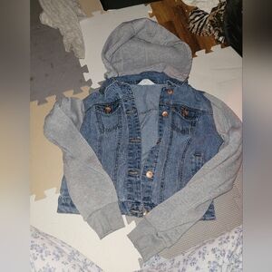Jean jacket with detatchable hood